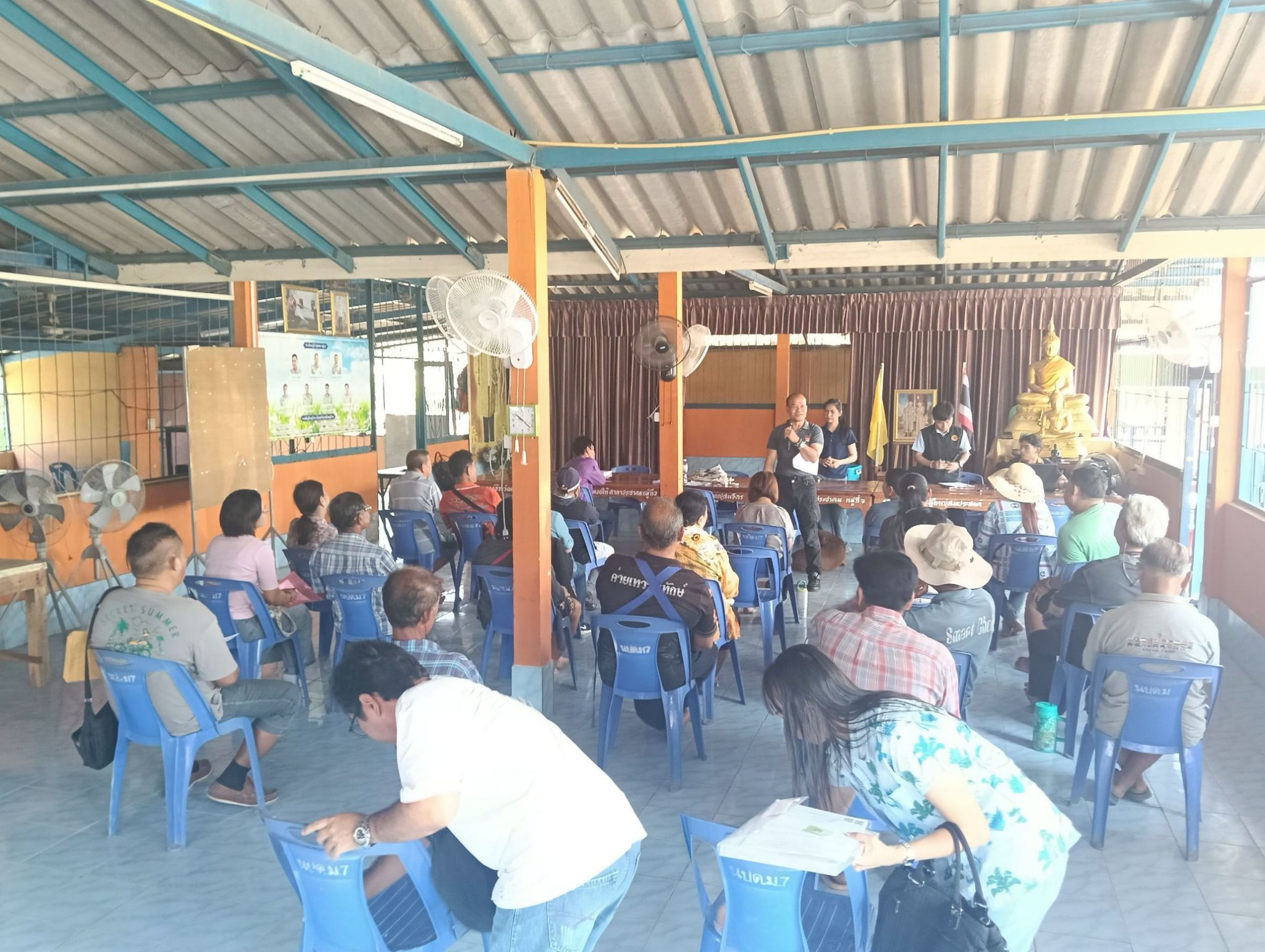 title - วันที่ 3 เมษายน 2569 นายวิทูล ประดิษฐ์บุญ ปฏิรูปที่ดินจังหวัดปราจีนบุรี มอบหมายให้ นายลิขิต ผันผ่อน ผู้อำนวยการกลุ่มกฎหมาย พร้อมด้วย เจ้าหน้าที่ ส.ป.ก.ปราจีนบุรี ลงพื้นที่ออกศูนย์บริการเคลื่อนที่ “Mobile Unit”  ยื่นคำร้องทั่วไปและปรึกษาข้อกฎหมายที่เกี่ยวข้องกับการปฏิรูปที่ดิน ณ เขาไม้แก้ว อำเภอกบินทร์บุรี จังหวัดปราจีนบุรี